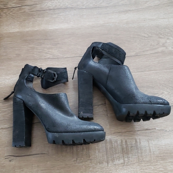 Kenneth Cole black distressed leather lugged heels - Picture 4 of 15